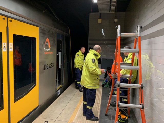 A loose hatch on top of a train is close to overhead wiring at Town Hall. To secure safely, the power from this section of track must be isolated. Our electrical crews are working to do this ASAP, and repair crews will then secure the hatch safely. Your patience is appreciated.