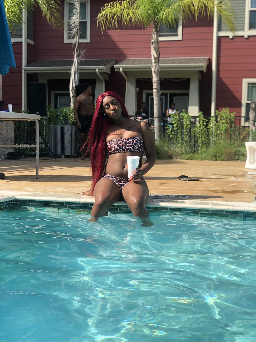 mylifeasneish's tweet photo. brown like a penny but she a dime 🔥
#LuxeSplash #LuxeFreshmanWeek https://t.co/5Ekm4Zdlnx