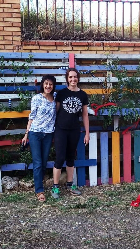 Voluntarias de Imágenes y Palabras. Magnífica artísta, poniendo bonito el albergue donde mañana comienza Autrigalia Fest. Gracias Dorien Jongsma, Édouard Edy y Raquel por vuestro toque maravilloso