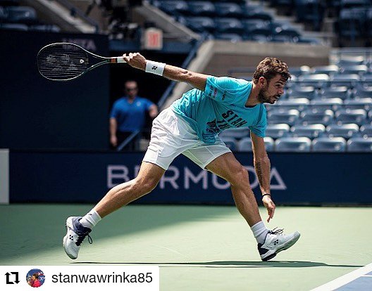 chda7777's tweet photo. #Repost @stanwawrinka on IG #Wawrinka 
• • • • • •
When you need to tie your shoe lace during the point 👀👟🤦🏻‍♂️ #StanTheMan #WhoSaidMenCantMultiTask #ShoeLaceDrama #USOpen #AlwaysEyesOnTheBall  #NewTrickShot https://t.co/qWNCaZywAE