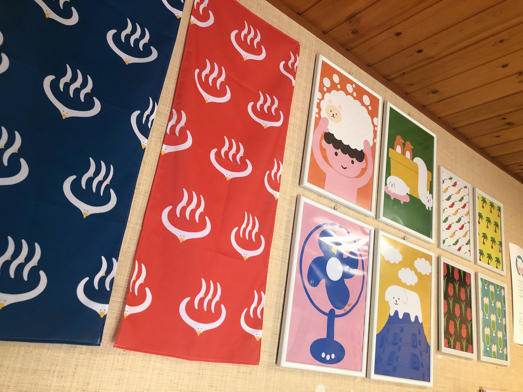 小杉湯 高円寺の銭湯 本日よりイラストレーターのshimizuさん Shiroiinu432 の展示が始まりました 色鮮やかなかわいいイラスト が並び玄関が一層賑やかになりました 番台前では 温泉マークに見せかけてカモメと猫がおどるtシャツとサコッシュを販売中 小杉湯 高円寺の銭湯 本日よりイラストレーターのshimizuさん Shiroiinu432 の展示が始まりました 色鮮やかなかわいいイラスト が並び玄関が一層賑やかになりました 番台前では 温泉マークに見せかけてカモメと猫がおどるtシャツとサコッシュを販売中