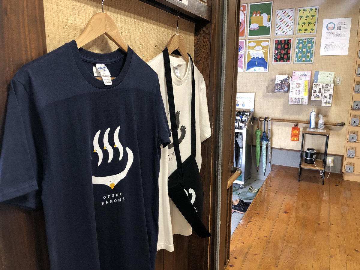 小杉湯 高円寺の銭湯 本日よりイラストレーターのshimizuさん Shiroiinu432 の展示が始まりました 色鮮やかなかわいいイラスト が並び玄関が一層賑やかになりました 番台前では 温泉マークに見せかけてカモメと猫がおどるtシャツとサコッシュを販売中