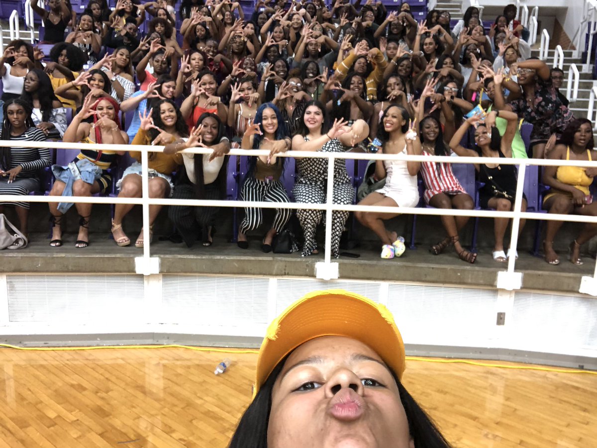 arianacburke's tweet photo. This experience is truly a gift. I wouldn’t have wanted it any other way! I LOVE MY GIRLS💛💜 #TRE7 #LEADINGLADIES https://t.co/lngl8EL0rs