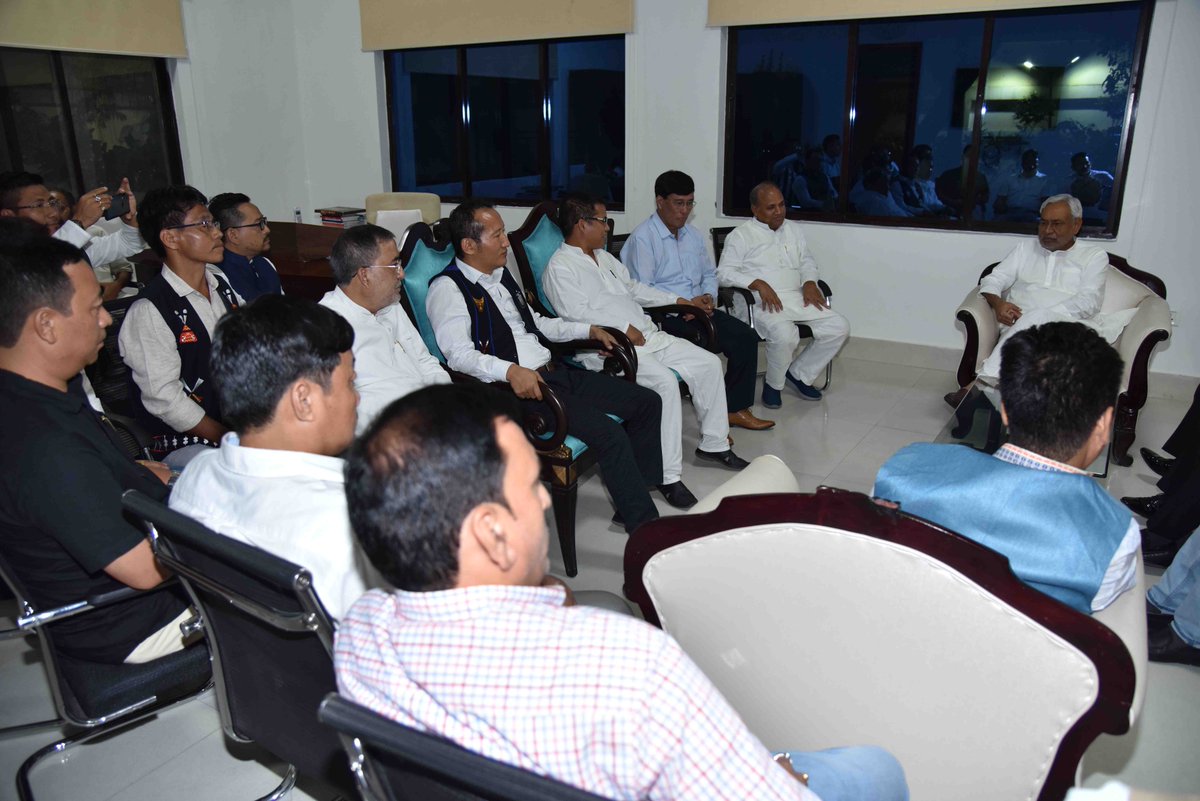 NitishKumar's tweet image. पटना स्थित 1 अणे मार्ग में अरूणाचल प्रदेश से जदयू विधायकों तथा हाल ही में सम्पन्न अरूणाचल प्रदेश विधानसभा चुनाव में जदयू के टिकट से चुनाव लड़ने वाले प्रत्याशियों से मुलाकात करते हुए।