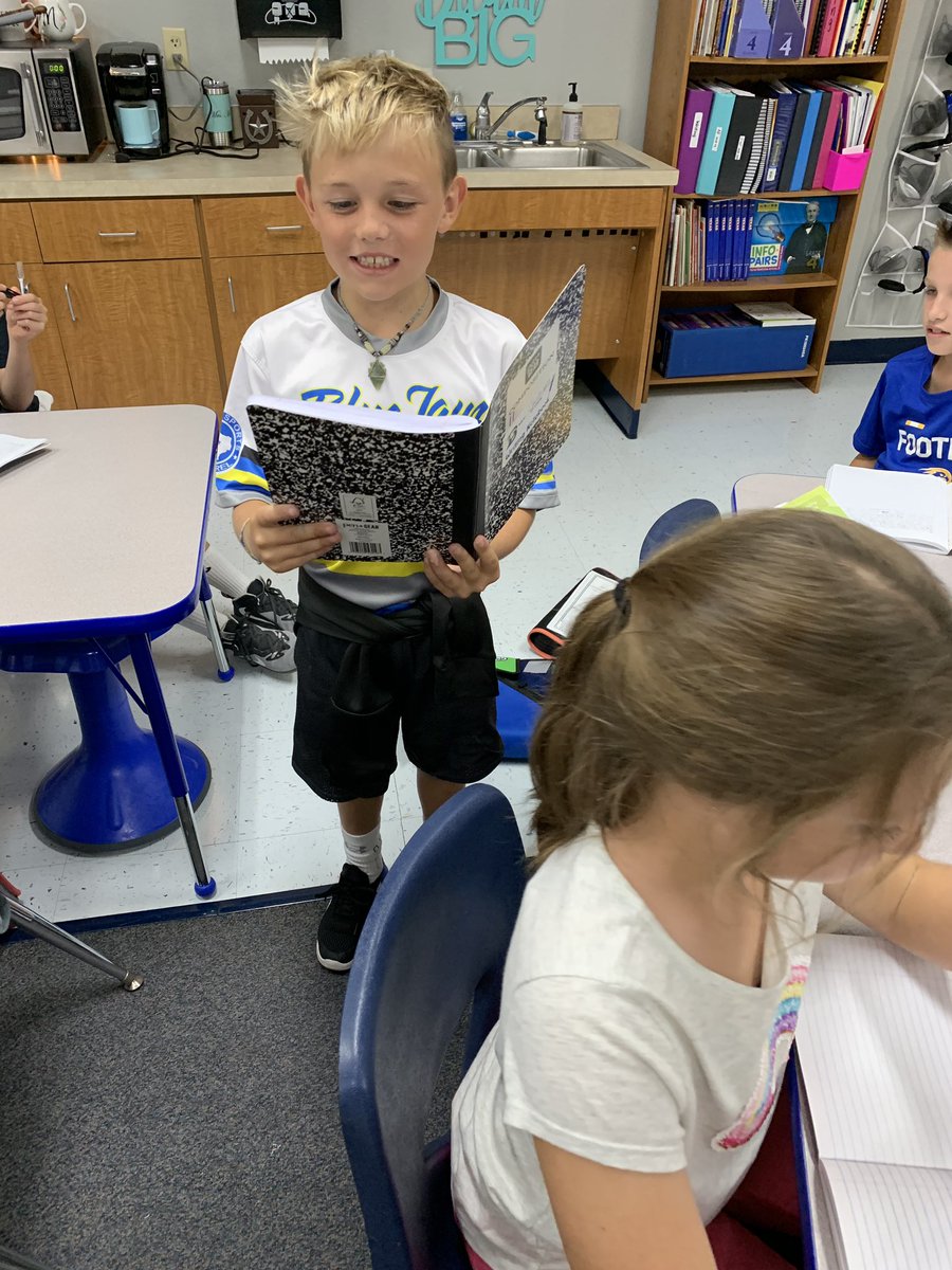 stephmcclure17's tweet photo. Sharing Summer Reading Projects #mcclure4 #brockintermediate https://t.co/epsneqd2cq