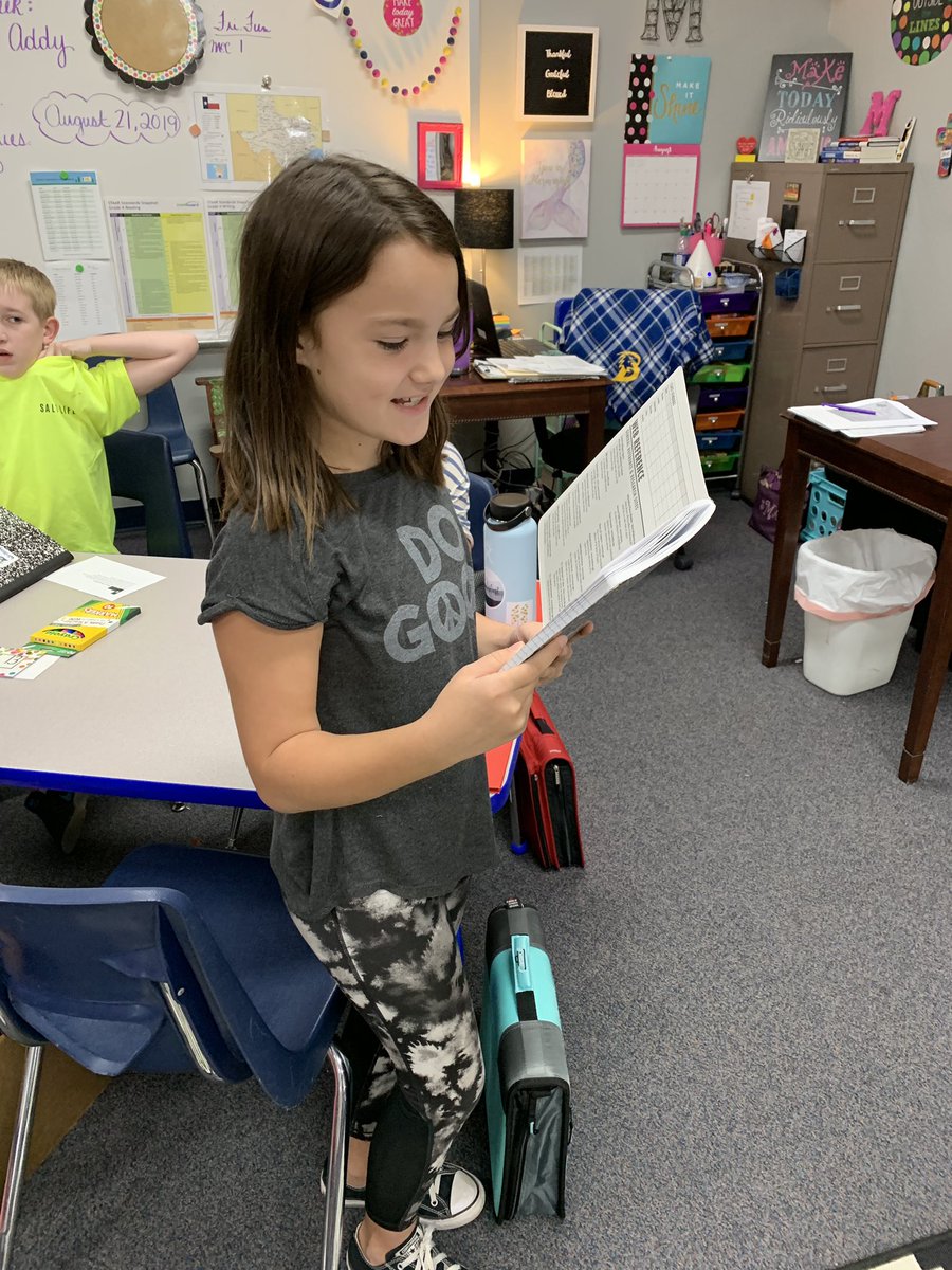 stephmcclure17's tweet photo. Sharing Summer Reading Projects #mcclure4 #brockintermediate https://t.co/epsneqd2cq
