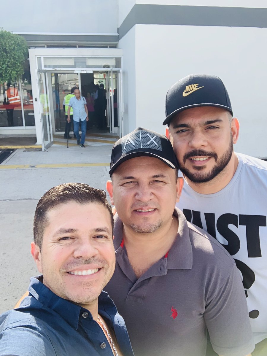 j_medina37's tweet photo. ya sabes compadre @juanfra102 #juanitoosuna y el essstupido del #erikIturralde que incluyendo a todos los demas,los quiero muchisimo..la vida pasa y me da gusto vernos en el camino.algo seguro y lo se es que y uds son #misarrollladores para siempre❤️mios de mi.arrollafans!saludos https://t.co/YrjAL1MiTE