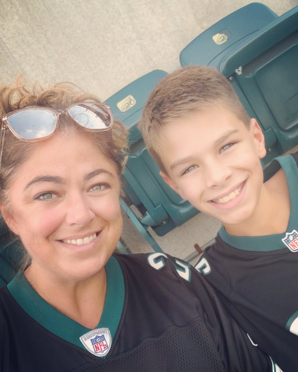 heathgriff's tweet photo. Not a bad way to wrap up summer with my main man. Date night with a side of our EAGLES. #justthetwoofus❤️ #flyeaglesfly #hisfirstgame #makingmemories #football4life @Eagles https://t.co/QyTWK6GlYD
