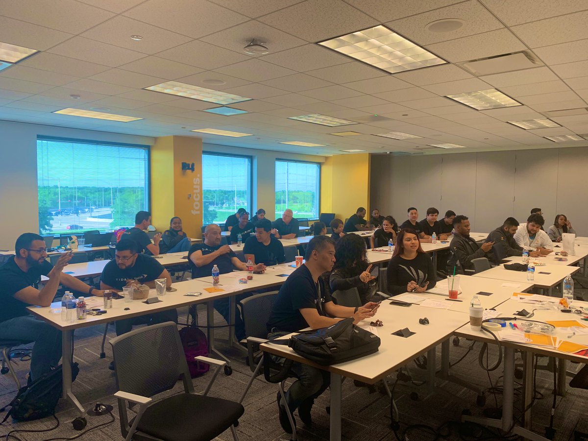 Mikeleiro's tweet photo. And just like that another amazing week of #cashworkshop is done in one of the best areas in the nation.
Love the energy & support. Thank you @jimmills22 ,@AngelGomez143 and team for the hospitality. Windy city champs showed up in mass! @tracySprint @tobiastjones @Samir_fl https://t.co/MJWkzb06ZJ