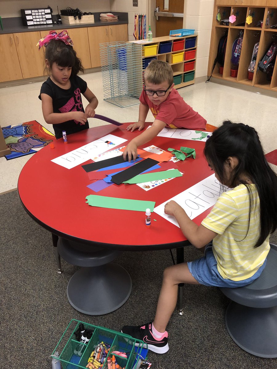 morgan_long123's tweet photo. Practicing our names with a fun craft! https://t.co/tBfCo2o9Wt