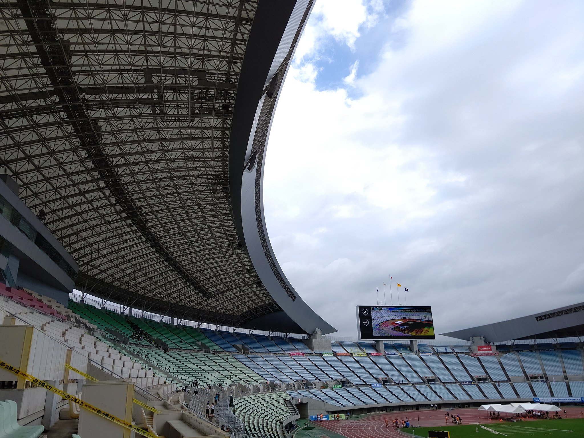 Yama 全中陸上3日目 天気予報は昼過ぎまで雨 長居スタジアムはぐるり屋根があるので助かる 今回大阪陸協は選手控え室としてキンチョウスタジアムのフロアをクーラー入れて押さえてくれてる ホームグラウンドの贔屓目をのぞいても やはり07年に