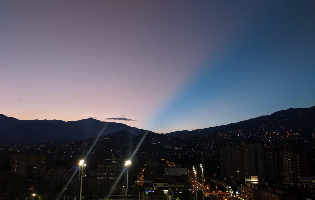 siatamedellin's tweet photo. #CielosDelValle | El atardecer de hoy y sus colores 😍.

Noroccidente de #Medellín. 

#MontañasDeAntioquia #Antioquia #Atardeceres #Atardecer #ValleDeAburrá #CieloDeColores #CieloAzul #sunset https://t.co/4BfbyYb7QN