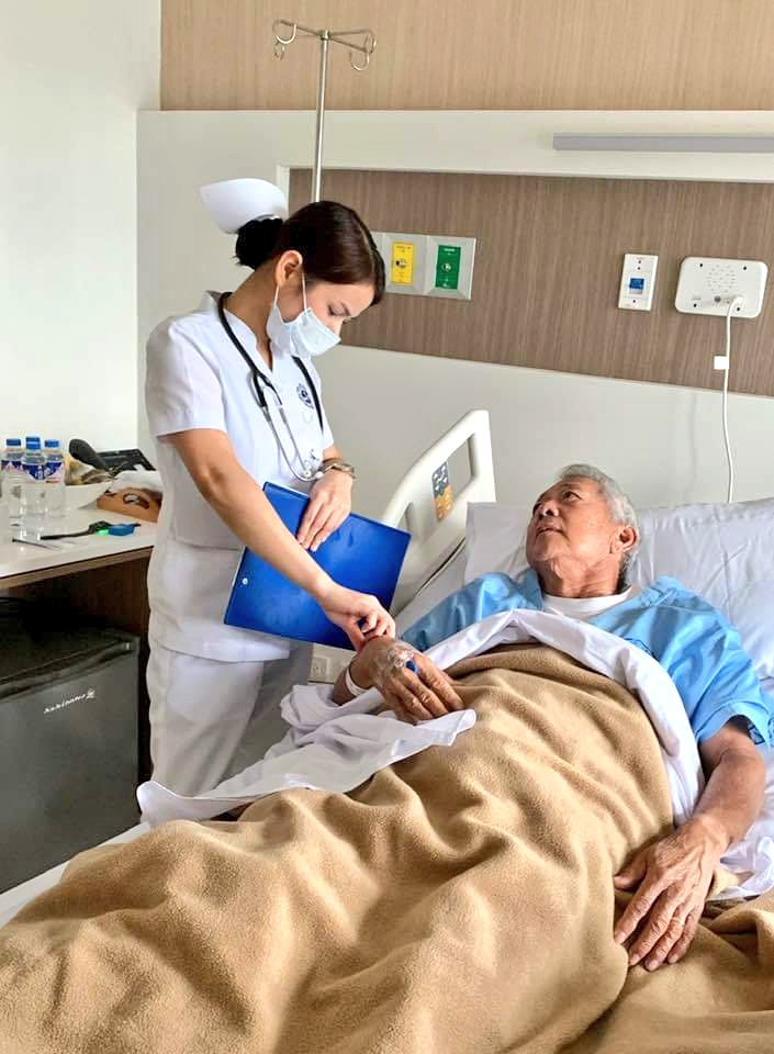 Isa_Umali's tweet photo. TINGNAN: Kuha sa isang ospital kung saan dinala si dating DFA Sec. Perfecto Yasay. Kahapon ay inaresto siya ng mga pulis-Maynila. Ngunit kinagabihan ay sumikip ang kanyang dibdib kaya isinugod sa ospital.

Photo credit: Dating Sec. Perfecto Yasay https://t.co/j0R0EOUb5e