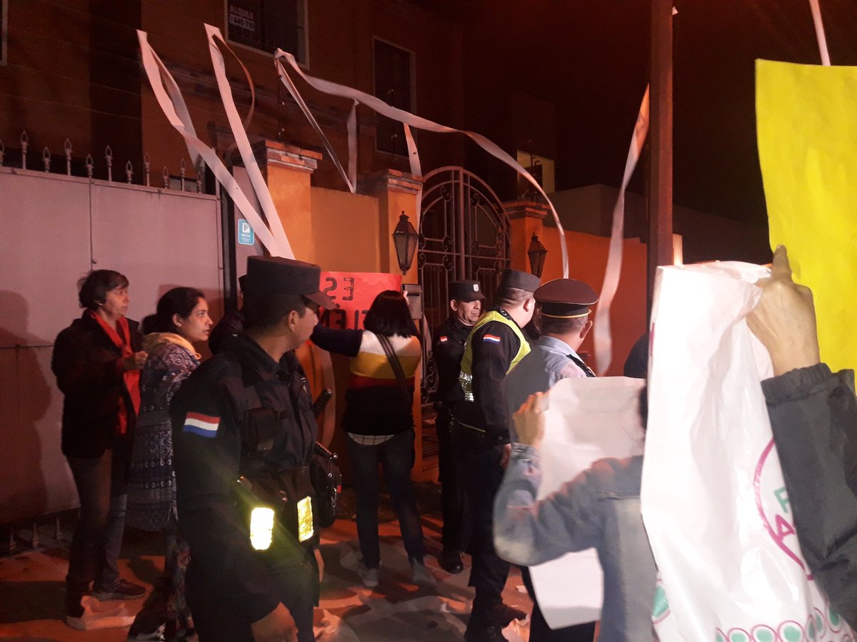 Neengatu_py's tweet image. [Ahora] 
Escrache contra el miembro del JEM y docente de la UCA, Cristian Kriskovich por la denuncia de acoso a Belén Whittingslow quien se encuentra refugiada en Uruguay #FueraKriskovich @cct_py