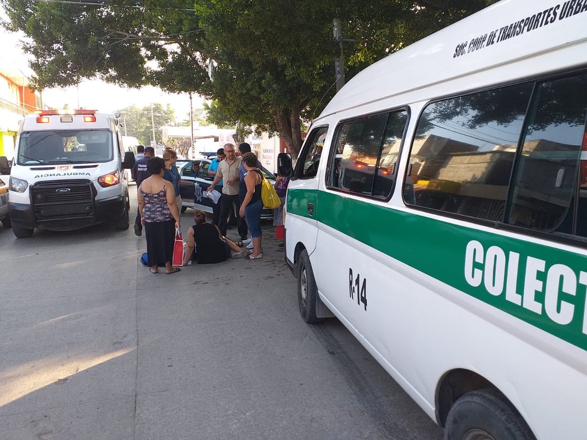 Sie7edeChiapas's tweet photo. #CápsulaSie7e #Accidente #Tuxtla
Atropella colectivo a una dama en la avenida Pencil de la colonia Santa María La Rivera. Una unidad de emergencias la trasladó a un nosocomio. https://t.co/0AYVyVTkC7
