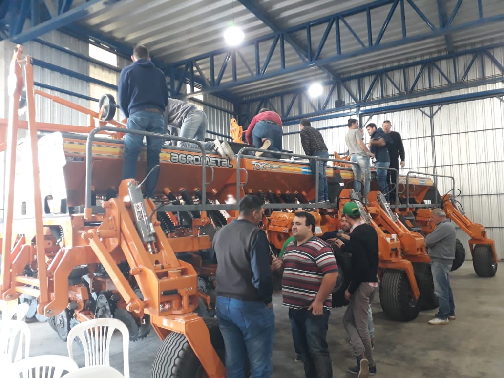 AgrometalArg's tweet photo. Gran jornada de actualización técnica en tecnología aplicada a la siembra, de la mano de nuestro concesionario @fertimaqagro
Muchísimas gracias a todos los q se acercaron por la predisposición.
#liderensiembra #rumboalos70años @agrometalarg #adx #apx #txmega #mxmax #pivot #mxy https://t.co/QIi6aF05jz