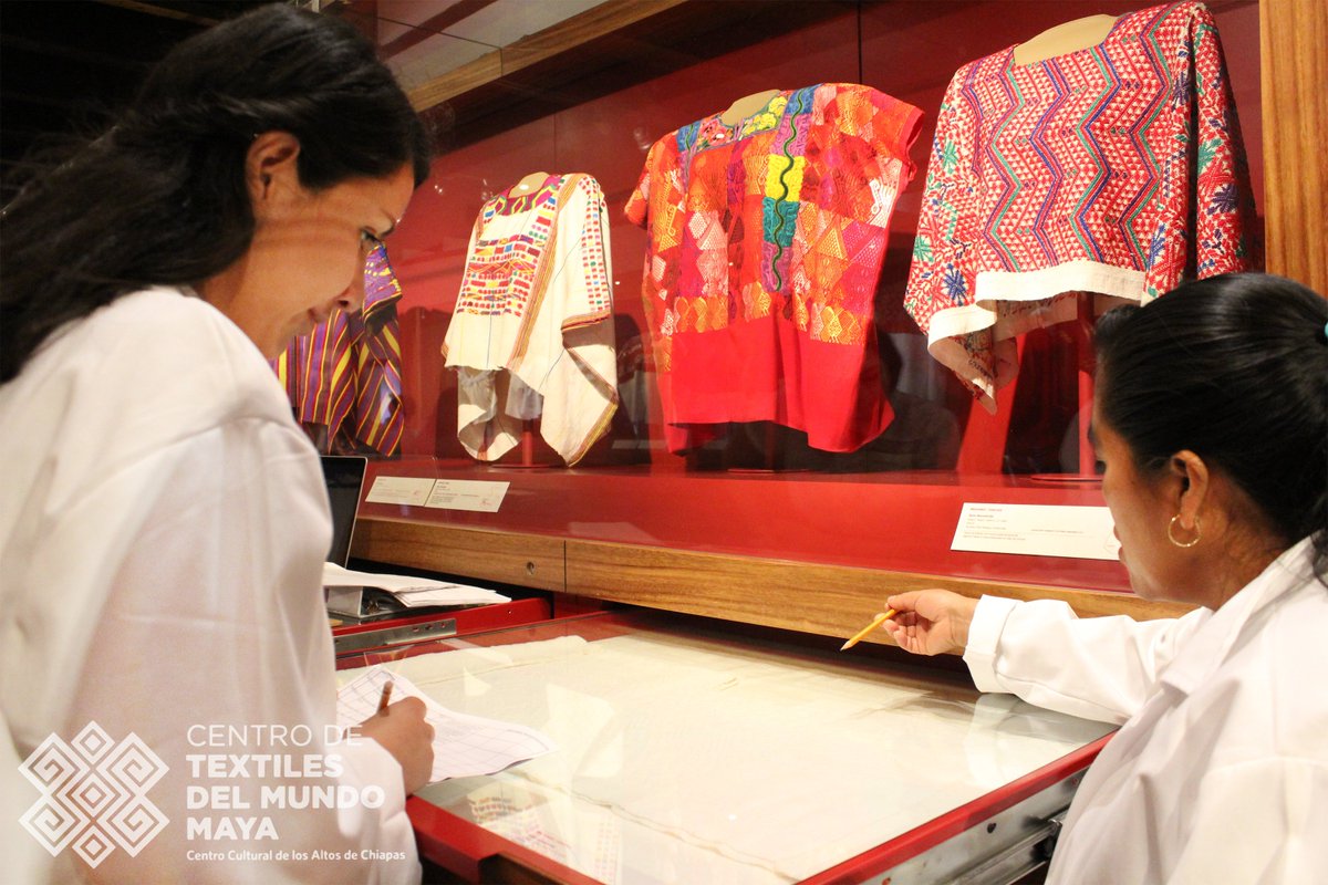 CentroTextiles's tweet photo. ¿Sabías que hay más de 300 textiles expuestos en nuestra Sala de Arte Textil? Visítanos de martes a domingo de 9 a 5:45 hrs y admira las colecciones de #TextilesMayas que resguarda el @CentroTextiles
#Conservación #Catalogación #Investigación #ArteTextil #TradiciónViva https://t.co/jkYrnoeS5e