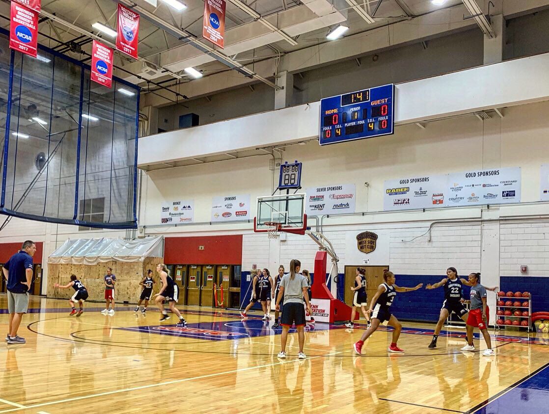 usiwbb's tweet photo. First day of pre-season in the books! Lots of energy in the gym today. Excited to see where this team can take it! #gousieagles #screaglepride #usi #usiwbb https://t.co/Gf5S72NMOa