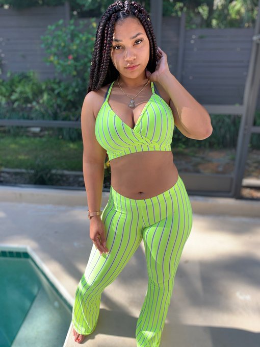 Watch little miss make it happen 💕🫧's leaked NSFW photo on TwXstars