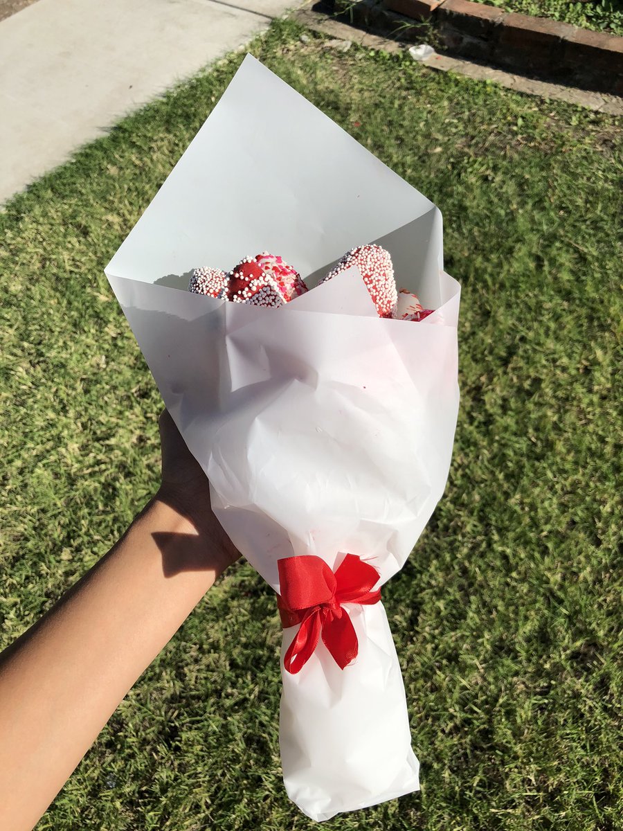 chyyrosee's tweet photo. Why get flowers when you can get a chocolate covered strawberry bouquet 😋 https://t.co/uP86vHLDkW