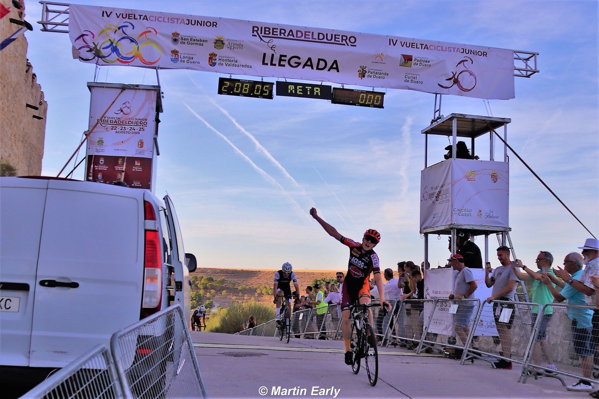 martin__early's tweet photo. Galería fotos etapa 1 #VueltaRibera @VueltaRibera 22-8-2019 Bodegas Pérez Pascuas - Castillo de Curiel
1⃣ Casper van Uden #Acrog
2⃣ @_rccarlos @FundContaTeam
3⃣ @mikel_retegi @CcErmitagana @EquipoLizarte
📸👉https://t.co/EKrBPhniKc https://t.co/rgqhkPGTOZ