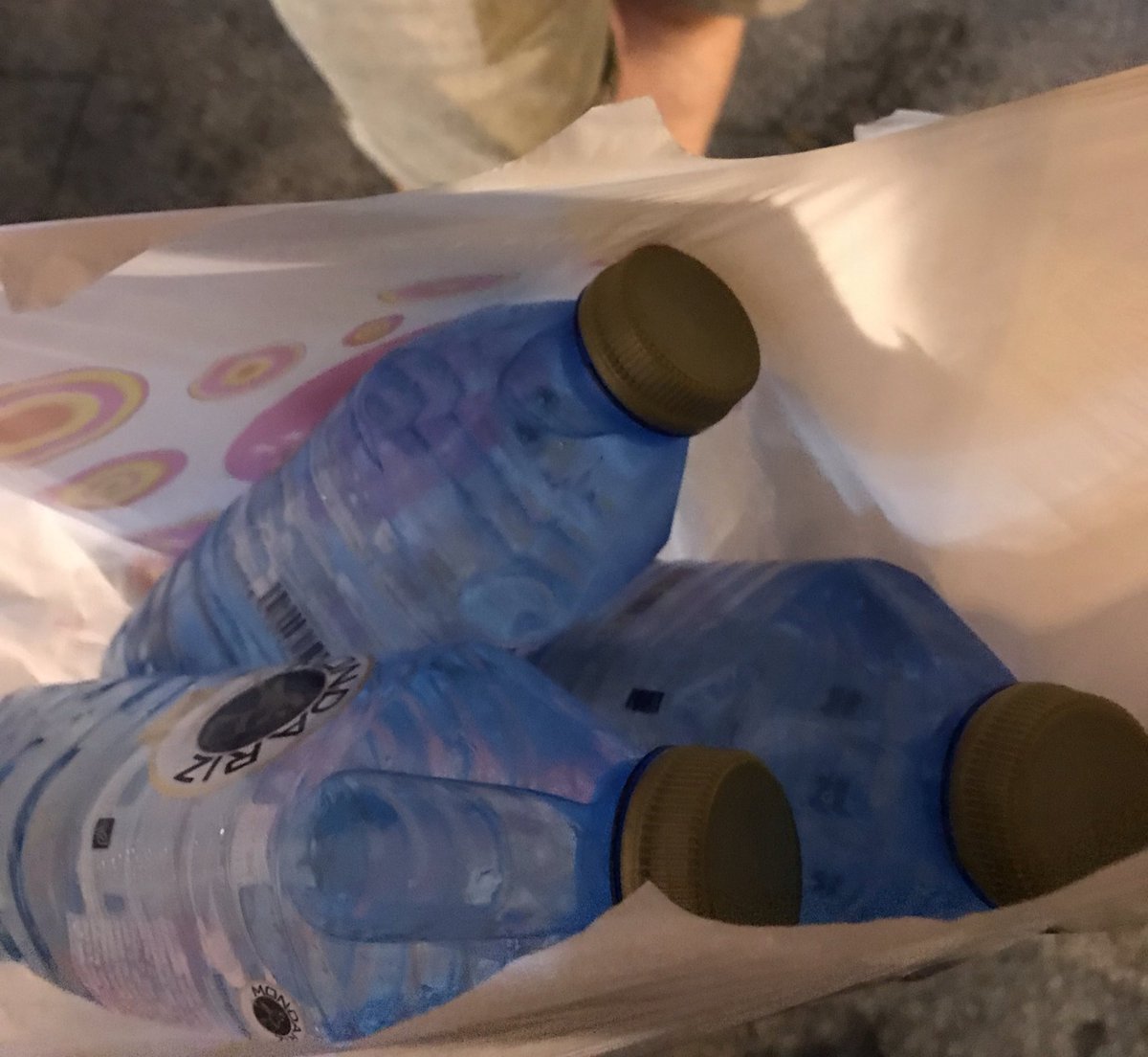 IbaiLlanos's tweet photo. YA TENGO MI BOTELLÓN PREPARADO 

CON MI BEBIDA FAVORITA: EL AGUA 

NO BEBAN ALCOHOL MUCHACHOS

HIDRATENSE CABRONES https://t.co/WWooK5k4hL