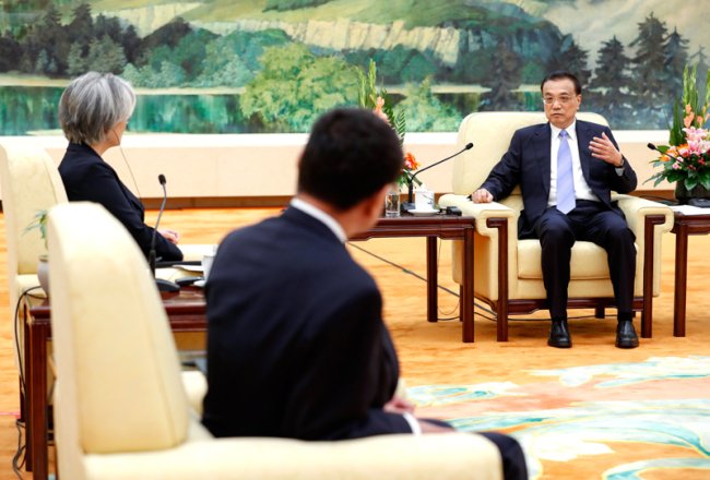 Premier Li Keqiang highlighted China’s close cooperation with #Japan and #ROK, saying in a meeting on Thursday that the trilateral ties help fuel and stabilize the regional and global economies. For more: bit.ly/30BH0fz