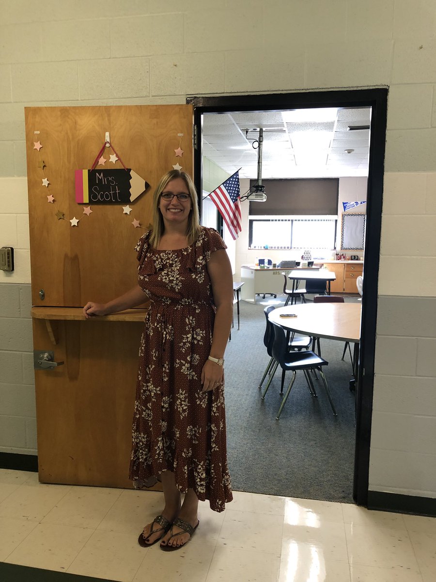 mrsscottenglish's tweet photo. Open house night! My 5th year of teaching and my first year at Clayton Ridge &amp; I’ll be back to teaching special education 😄 Super excited for the new school year! https://t.co/etznh0DzU9