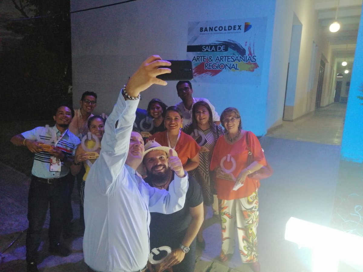cccucuta's tweet photo. Entregando reconocimientos a  empresarios del programa Empréndelo, finalizamos primer día de Yo Compro en mi Tierra. Más de 300 empresas en Relacionamiento Comercial, 8 conferencias en Agenda Académica, Salón de Artes, Exposición de 70 Emprendimientos y más de 1200 visitantes. https://t.co/lgBeTs2FB9