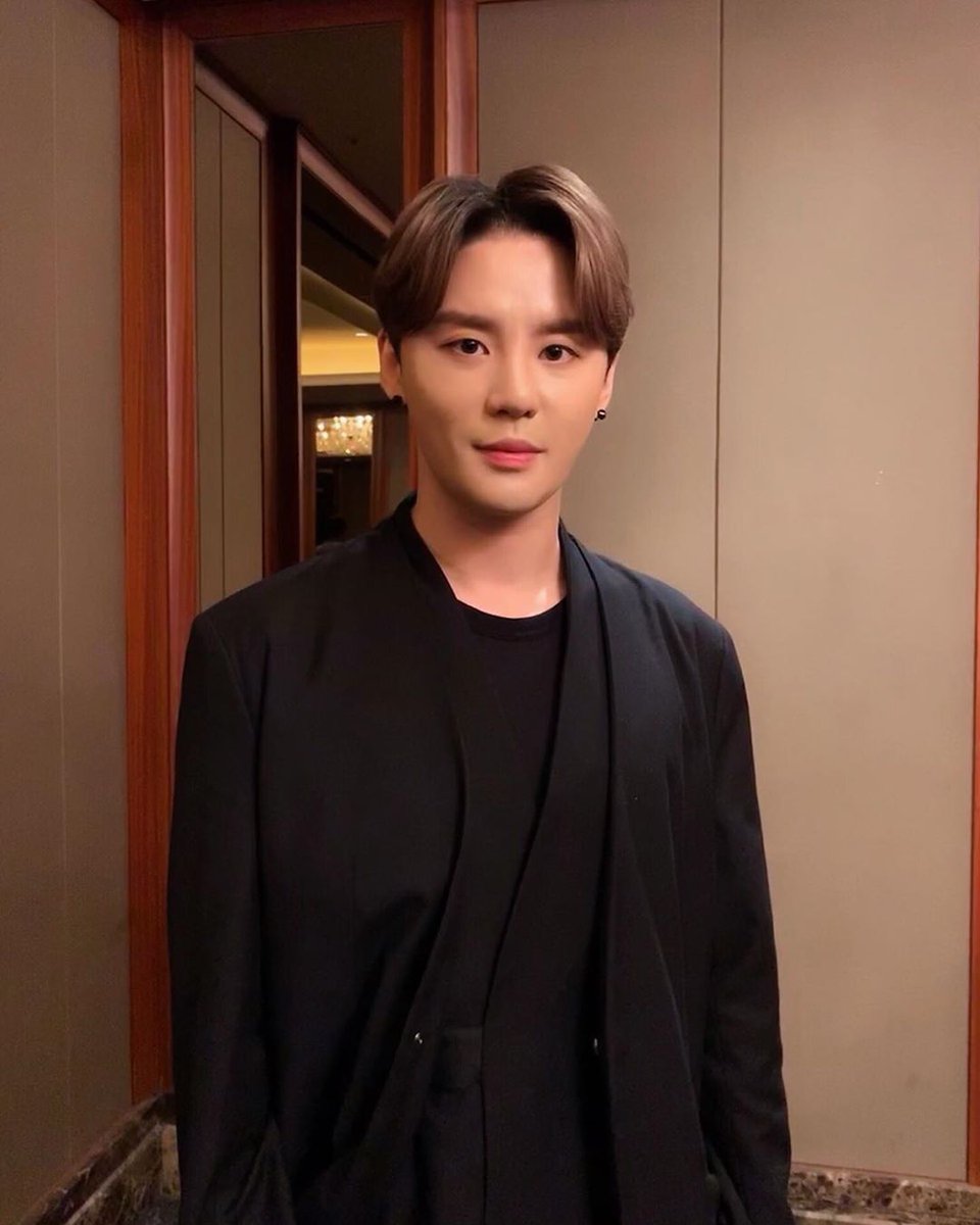 2019 뉴시스 한류엑스포에 참석한✔ 
세상멋진 #수트준수 포착🕺🏻

한류문화대상(서울시장상·개인)🏆
수상자의 강렬한 포스 멋지다! 칭〰찬해✨

준수의 멋진 수상모습 LIVE로 함께봐요👀 
youtu.be/JxFdy5pFE1c

#김준수 #시아준수 #XIA준수 #KIMJUNSU #JUNSU #XIA #XIAJUNSU #金俊秀 #한류문화대상