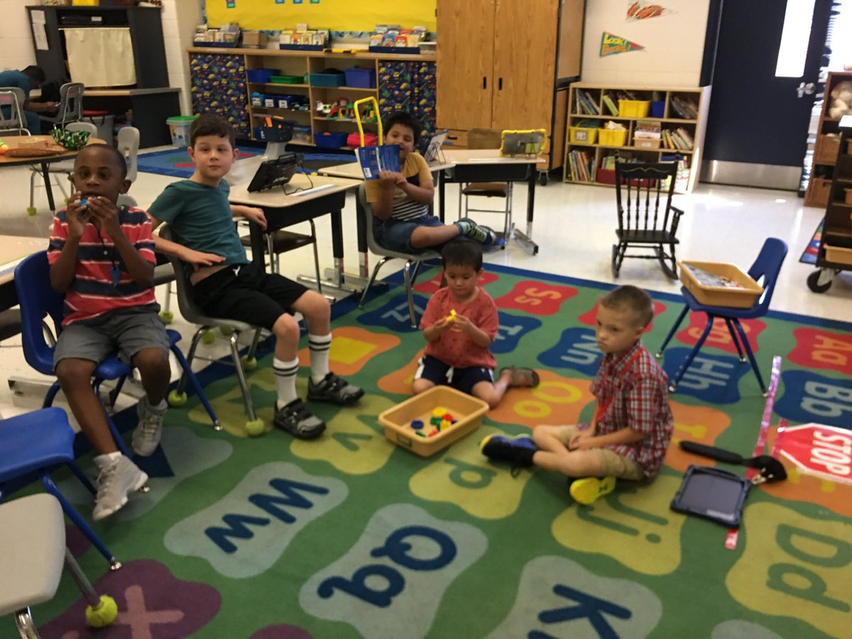 Smith2Robin's tweet photo. Learning some new work tasks on our First Day in Room 1! @PThiessen_LCPS https://t.co/VL5rexSR44