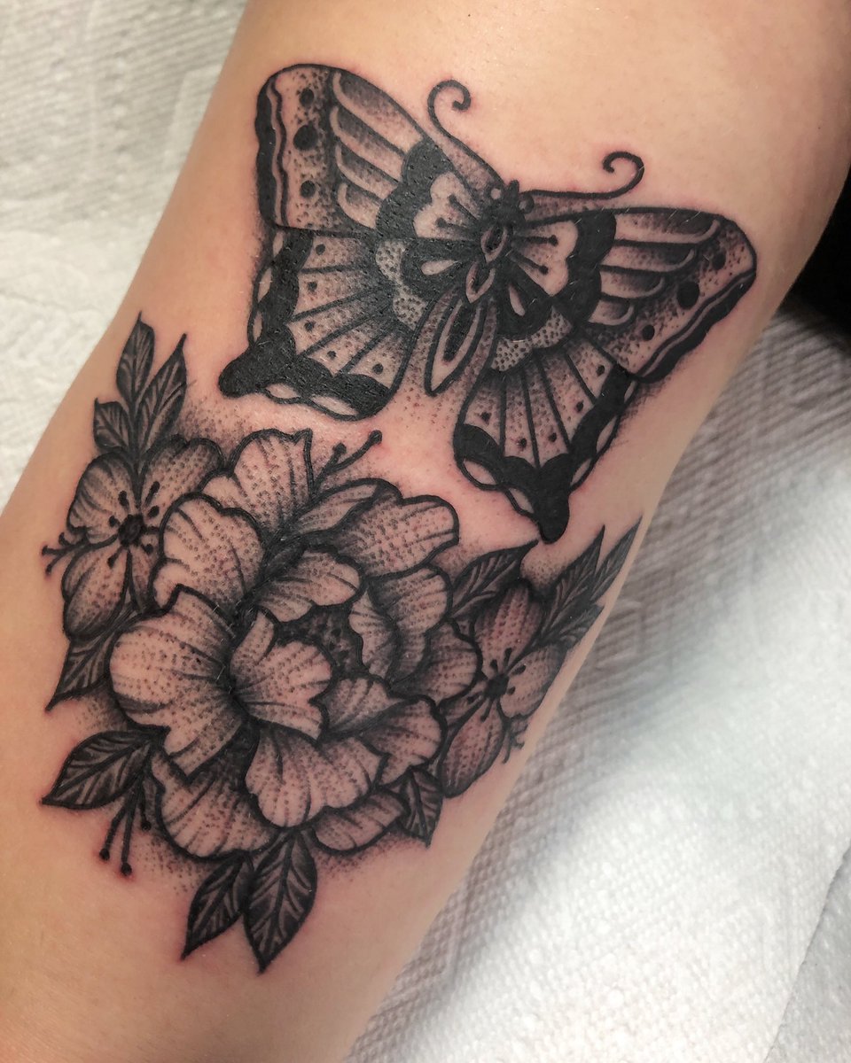caitybugink's tweet photo. Some flowers and a butterfly for Kylie done last night 🖤🦋 https://t.co/X5vyVHbSZ6