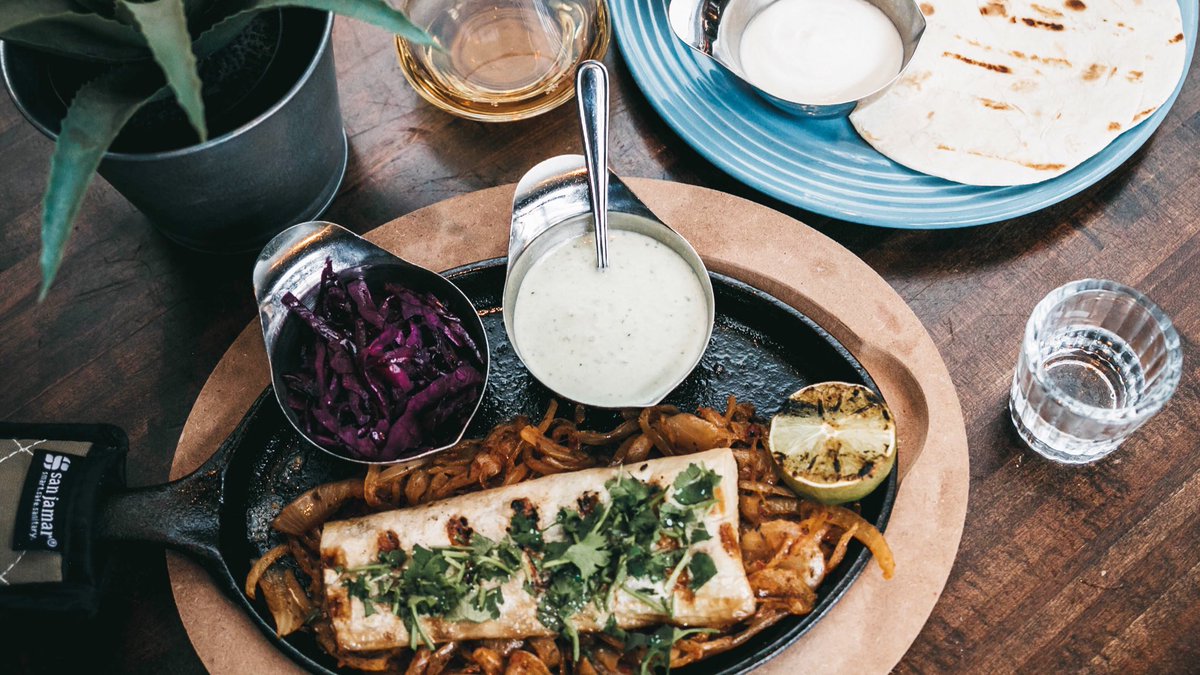 Ready to switch it up? How about our Red Snapper Tacos!

Grilled to order snapper with garlic butter, red cabbage, fried onions, rice &amp; refritos, and our house jalapeño ranch... 🤤
blancocantina.ca