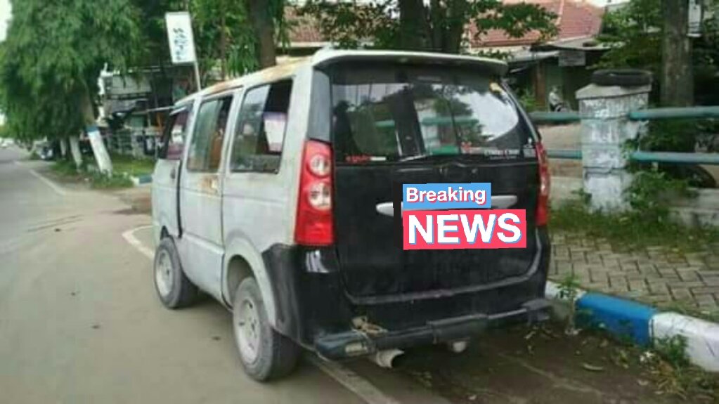 finrul's tweet photo. "mobilnya yg mana?"

"belakang avanza, samping carry"

"sya ga nanya posisi, mz"

:( https://t.co/2R5Ch5Uy5T