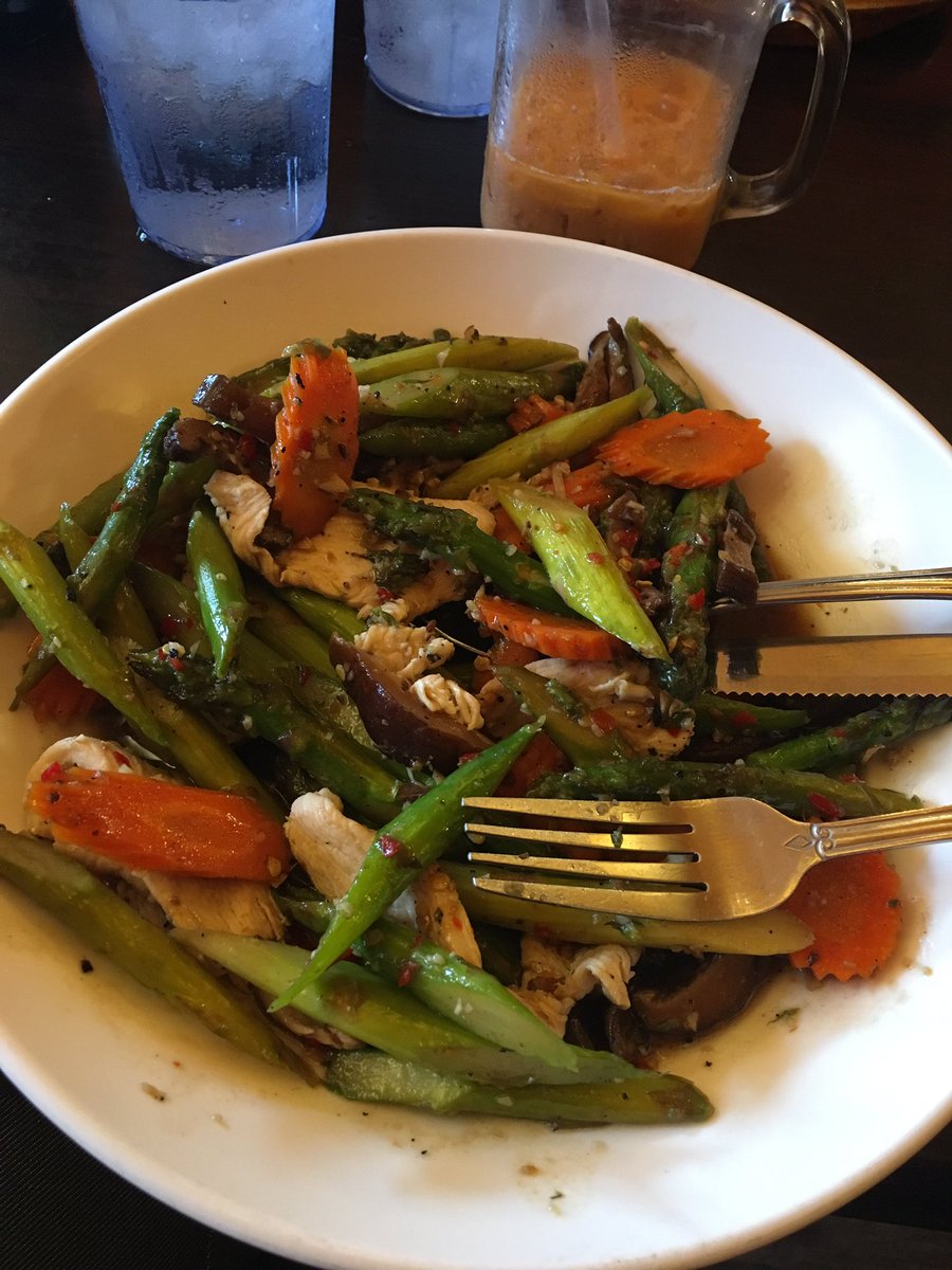 Try not to be jealous of my garlic asparagus #thaifood #sopretty #eatwithyoureyes