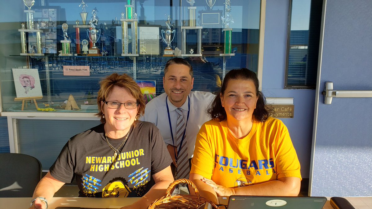 NewarkUSD's tweet photo. The amazing NJHS Staff and District Director enjoying Back To School Night. https://t.co/9MJiUHocvM