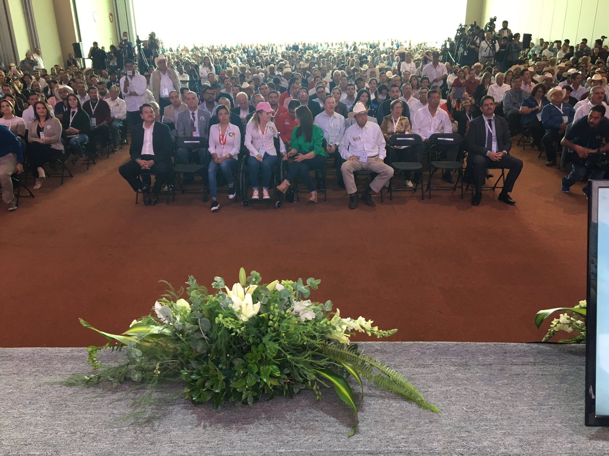 mgwmex's tweet photo. El día de hoy tuve la oportunidad de representar al Secretario Villalobos en la Feria Agroalimentaria de Zacatecas 2019 donde conversamos con productores, agroempresarios y el Gobierno del Estado con la esperanza de construir una agricultura productiva,sustentable e incluyente https://t.co/74wUWdAasJ