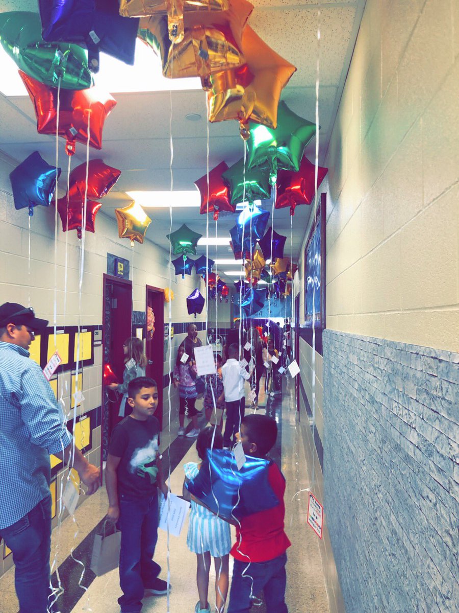 CindyCantuMath's tweet photo. 4th Grade is a rainbow of possibilities! Meet the Teacher Night! @ALZ_Scholars @MsPerez4th @scholarpride #simplythebest #6Distinctions #A94 @McAllenISD #SanchezScholars https://t.co/xByiPnIXov