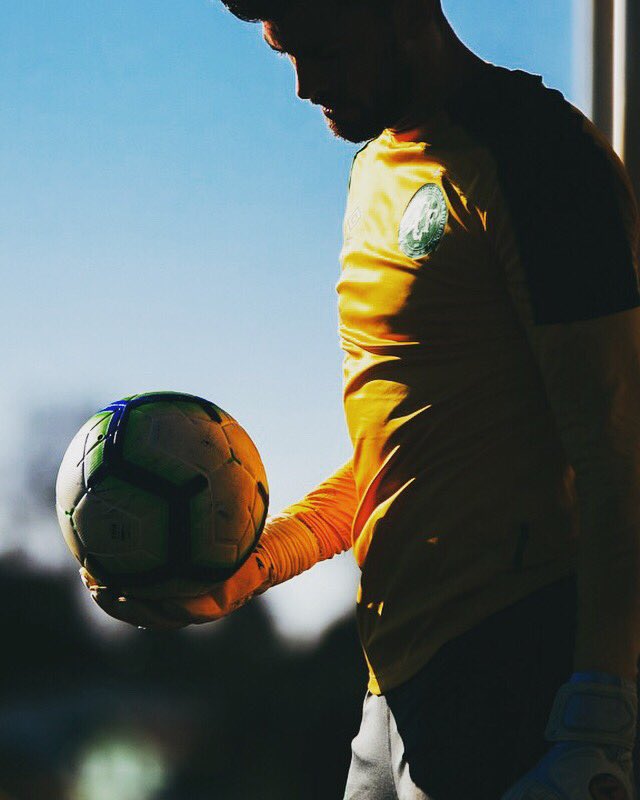 🙌🏻🙏🏻⚽️🇳🇬🏹
.
.
.
#foco #determinacao #trabalho #chape #sempreemfrente #luvaspoker
📸 @m_cunha80