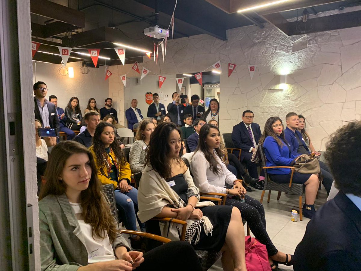 LSEMexalumni's tweet photo. .@AmyClemitshaw nos da 3 consejos para vivir la experiencia LSE: 1) Conoce más alla de Londres, 2) Aprovecha al máximo  todas las oportunidades que la Universidad ofrece, 3) intercambia experiencias y convive con personas de otros programas #partofLSE #destinationLSE https://t.co/Jt7CfHrbTH