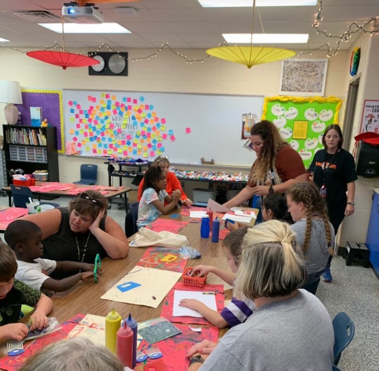 MrsKerksiek's tweet photo. Busy day in the art room today! ☺️🎨 #TomahawkStrong #ArtEd #ElementaryOATS #Elementaryart https://t.co/0iJQyvkXwd