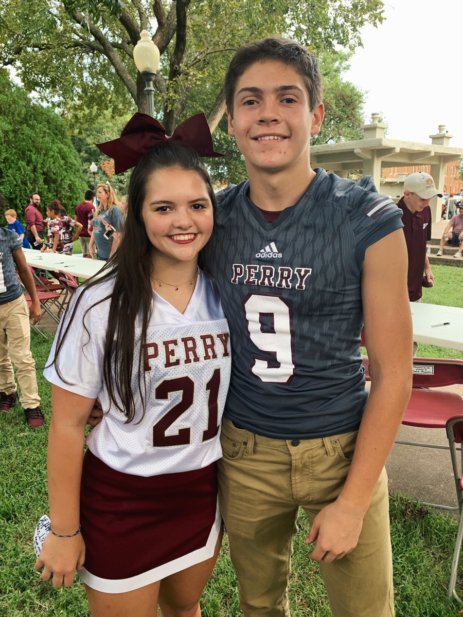 Hadleesnyder's tweet photo. 8 days til our favorite time of the year :)🤩 https://t.co/cGrsvJBNel