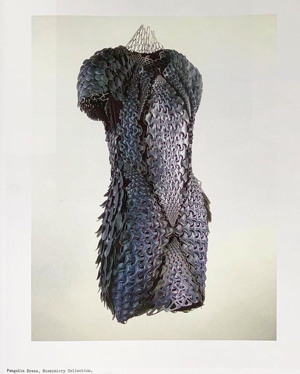 DesignApplause's tweet photo. Pangolin Dress in collab @threeASFOUR  @fitchwork ➕ @stratasys from “Nature Collabo-rations in Design” book of the @cooperhewitt  Design Triennial and  @CubeDesignM   #cooperhewitt #designtriennial #3dprinting #3ddress #threeasfour #fitchwork @ https://t.co/86NMvo24E1