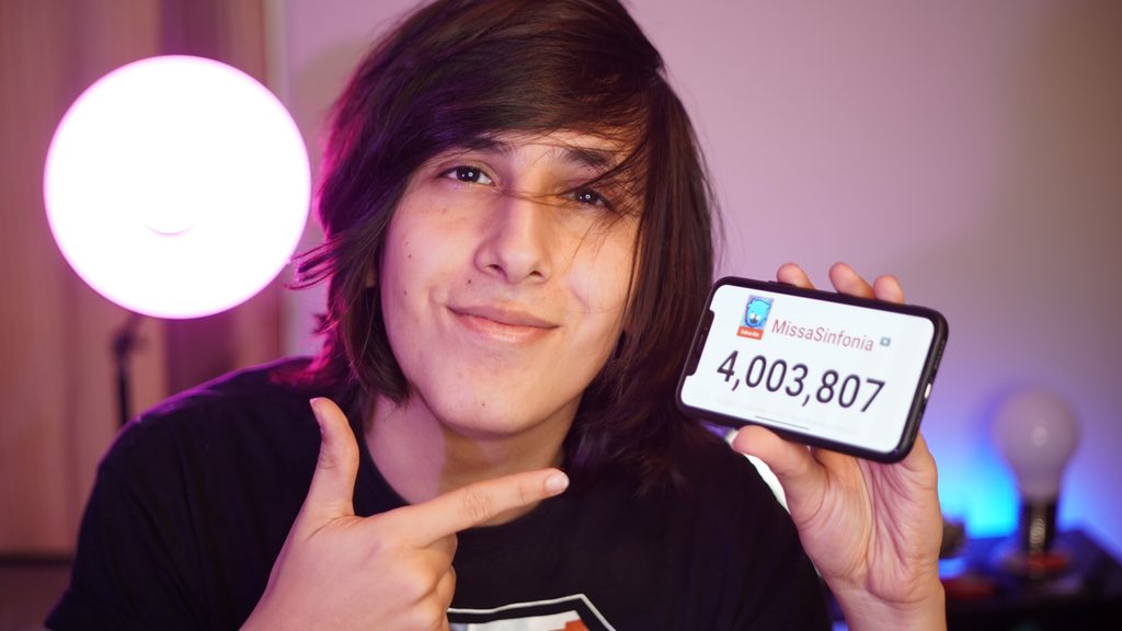 MissaSinfonia's tweet photo. Llegamos a los 4 MILLONES de suscriptores! Seguiremos creciendo, muchisimas gracias a todos! Lo que sigue es DOMINAR EL MUNDO! HOHOHOHOH https://t.co/A8hruBpk9R
