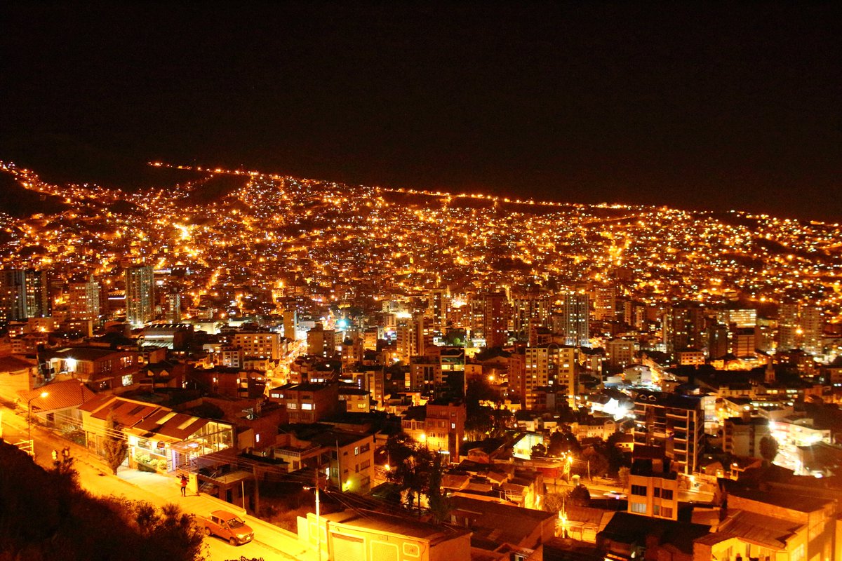 かた V Twitter 世界一美しい街ラパス 勝手に決めた の夜景です ほんとに綺麗 ただでさえ標高3700mなのにここまで急坂を徒歩で上るのはさすがに息がきつかった あと 夜の人通りの少ない道なので細心の注意を