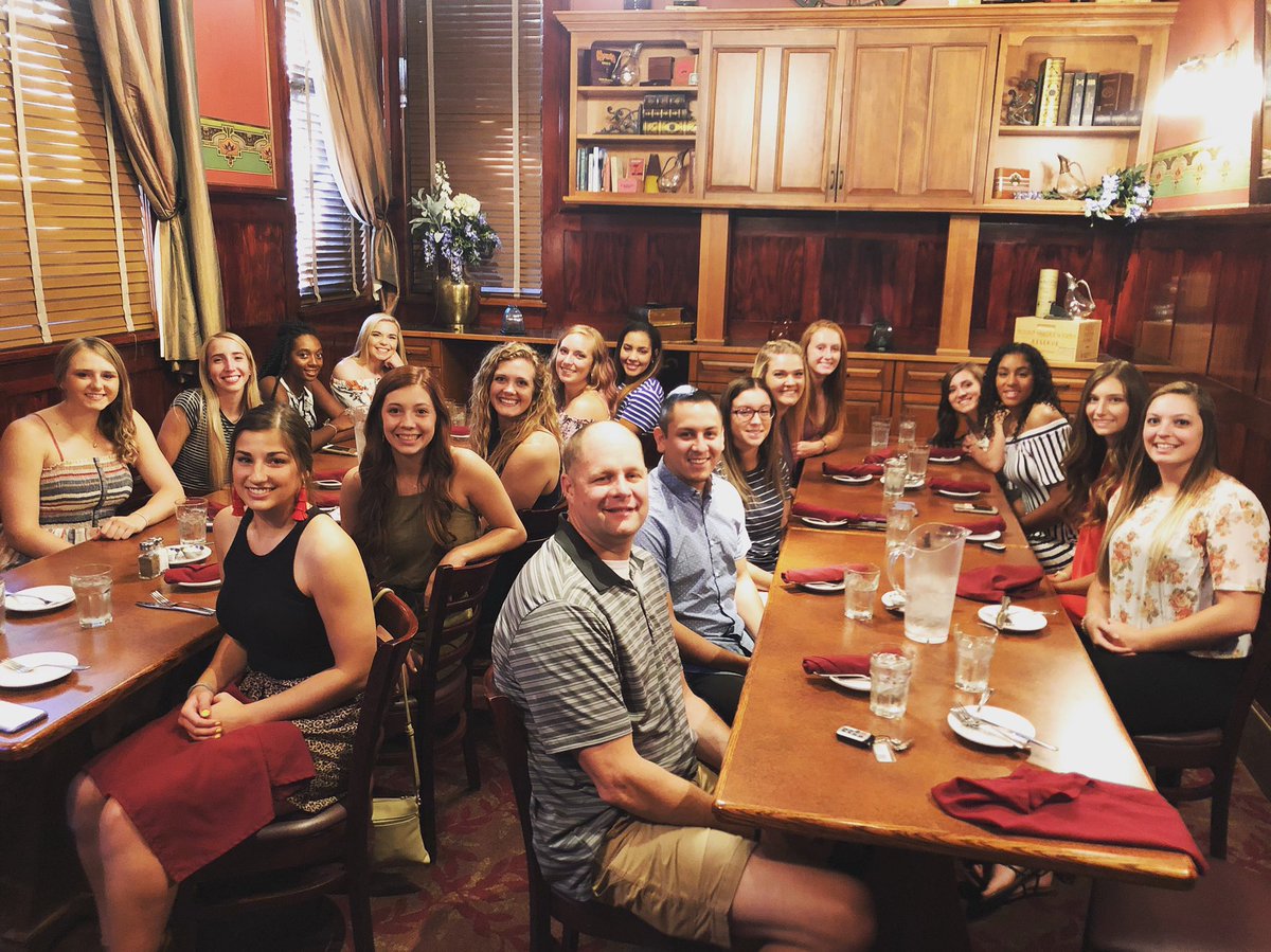 UJVolleyball's tweet photo. A night to eat out and dress up! 🧡🖤🏐🖤🧡 #wecleanup #jimmievolleyball https://t.co/T5PgkjLaWO