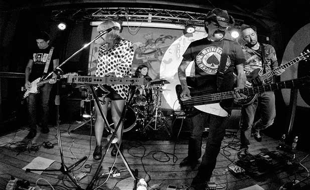 ZoneNights's tweet photo. Hora de sumar #shoegaze al #playlist. La propuesta llega con #WeMeltChocolate y su nuevo álbum homónimo. Disfruta del sencillo #Everjoy acá! #NewMusic #newalbum #single #VIDEO ✨https://t.co/Gc7lvjGESX https://t.co/kHl29ck2yu