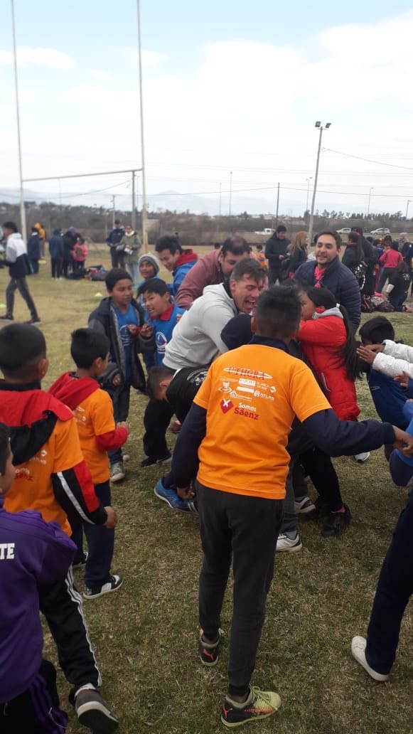 DeporteCiudadSa's tweet photo. #DEPORTE El programa “Rugby en los barrios” está en  distintos puntos de la ciudad para desarrollar actividades recreativas  y deportivas con niños de 6 a 17 años. https://t.co/I6VaNBuFHp