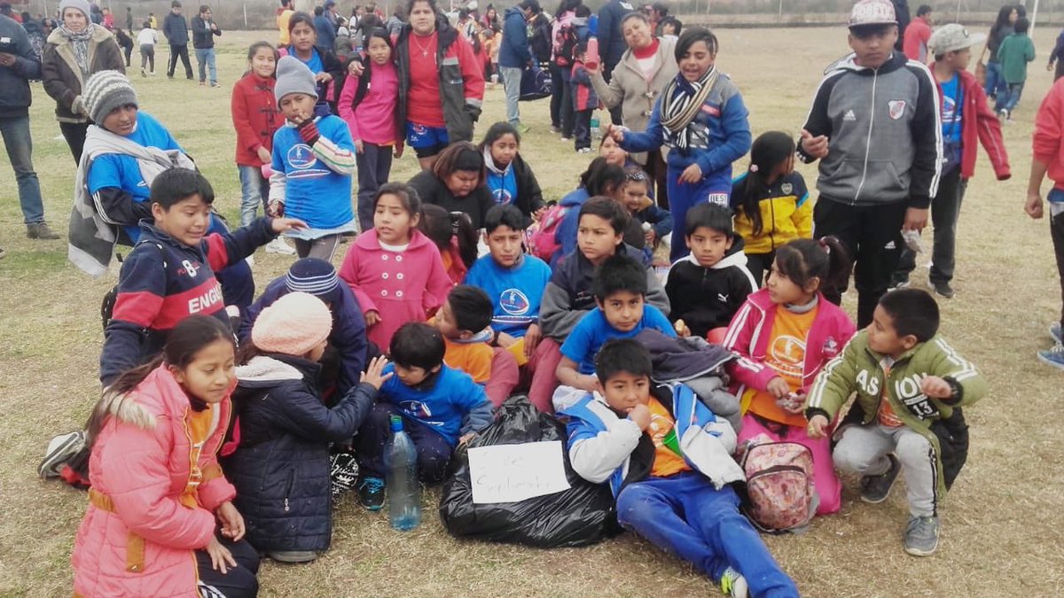 DeporteCiudadSa's tweet photo. #DEPORTE El programa “Rugby en los barrios” está en  distintos puntos de la ciudad para desarrollar actividades recreativas  y deportivas con niños de 6 a 17 años. https://t.co/I6VaNBuFHp