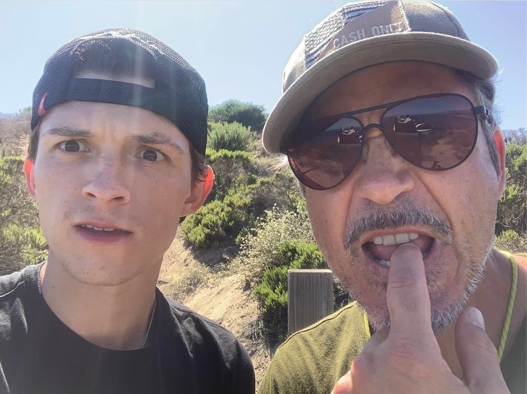 itsbarrosju's tweet photo. tony stark e peter parker: gênios, cheios de recursos, inteligentes, mentes brilhantes

robert downey jr e tom holland: e se a gente tirar o sapato e colocar o celular apoiado pra bater uma foto? https://t.co/jqAoftWlcT